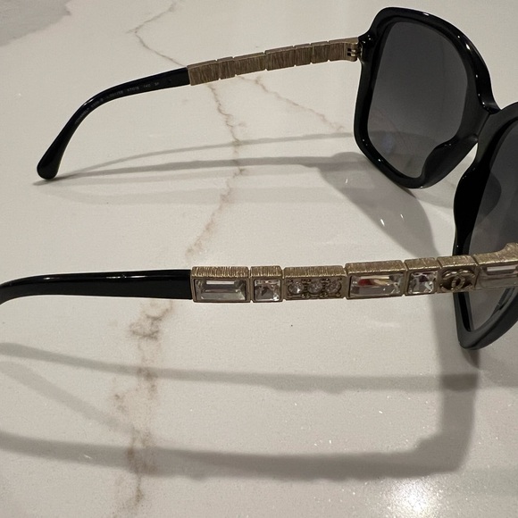 Stylish Black Sunglasses - Picture 7 of 10